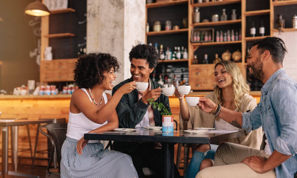 Clientes en un restaurante con iluminación cálida