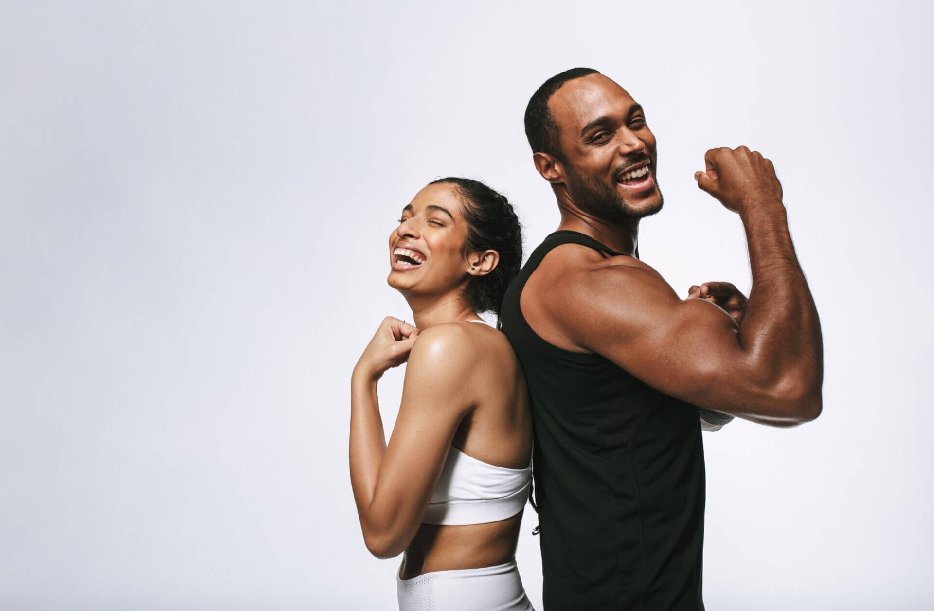 Dos personas en un gimnasio
